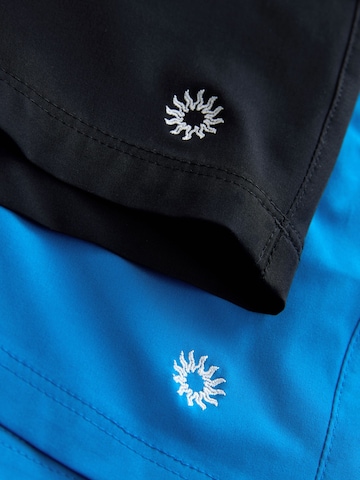 zils Next Peldšorti 'Essential Motion'