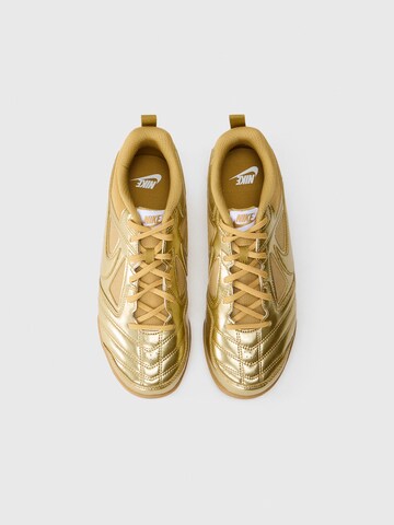 Sneaker 'GATO LV8' di Nike Sportswear in oro