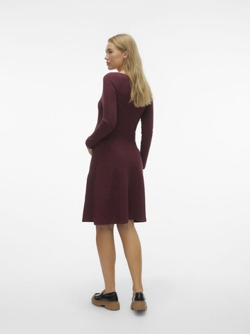 Robes en maille Vero Moda Maternity en rouge