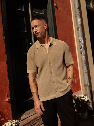 DAN FOX APPAREL Μπλουζάκι 'Julien' σε μπεζ
