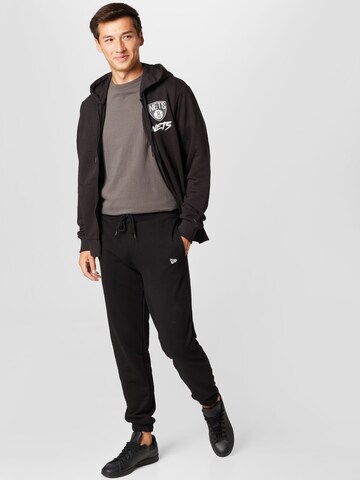 NEW ERA Tapered Jogginghose in Schwarz