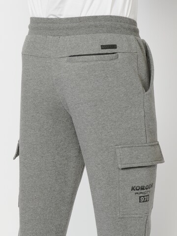 KOROSHI Tapered Cargohose in Grau