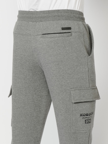 Tapered Pantaloni cargo di KOROSHI in grigio