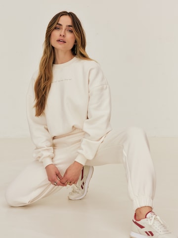 Loosefit Pantalon 'Yasmin' ABOUT YOU x Sofia Tsakiridou en blanc