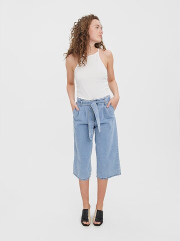 VERO MODA - Pierna ancha Pantalón vaquero plisado 'LESLEY' en azul