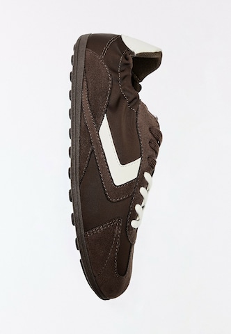 Bershka Sneakers laag in Bruin