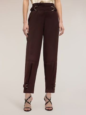MOTIVI Regular Trousers in Brown: front