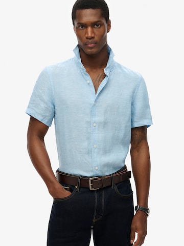 Coupe regular Chemise Superdry en bleu : devant