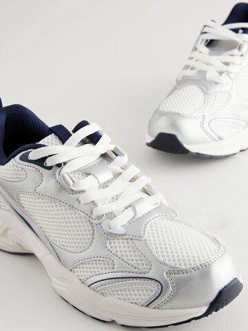 Baskets basses Next en blanc