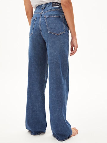 ARMEDANGELS Wide leg Jeans 'Enija' i blå