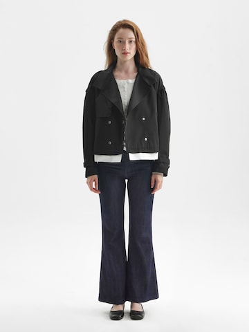 TorWeit Between-Seasons Coat 'Double-breasted cropped trench coat' in Black