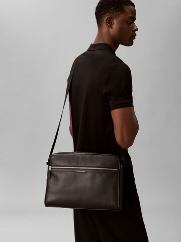Sac d’ordinateur portable Calvin Klein en noir : devant