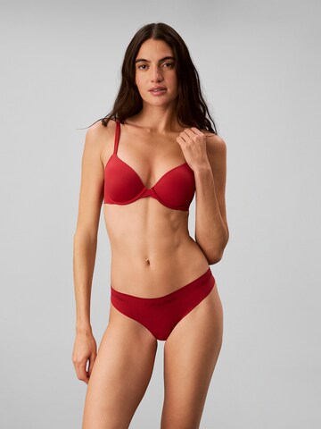 String Calvin Klein en rouge : devant