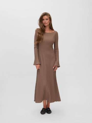 Robes en maille VERO MODA en marron : devant