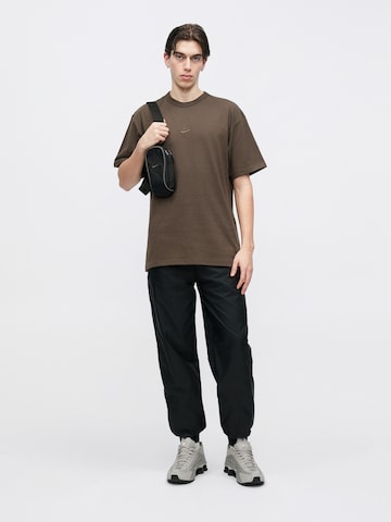 Nike Sportswear T-Shirt 'PREM ESS' in Braun