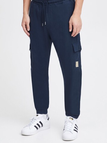 Tapered Pantaloni cargo di BLEND in blu: frontale