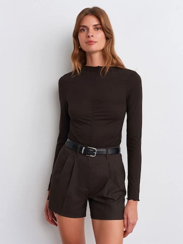 Dilvin Blouse in Brown: front