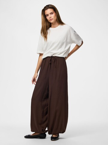 Tapered Pantaloni 'PCPia' di PIECES in marrone