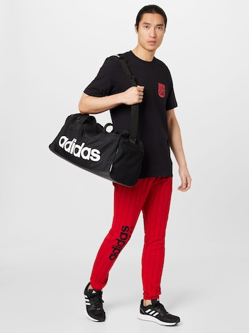 Coupe slim Pantalon de sport 'Pinstripe Fleece' ADIDAS SPORTSWEAR en rouge