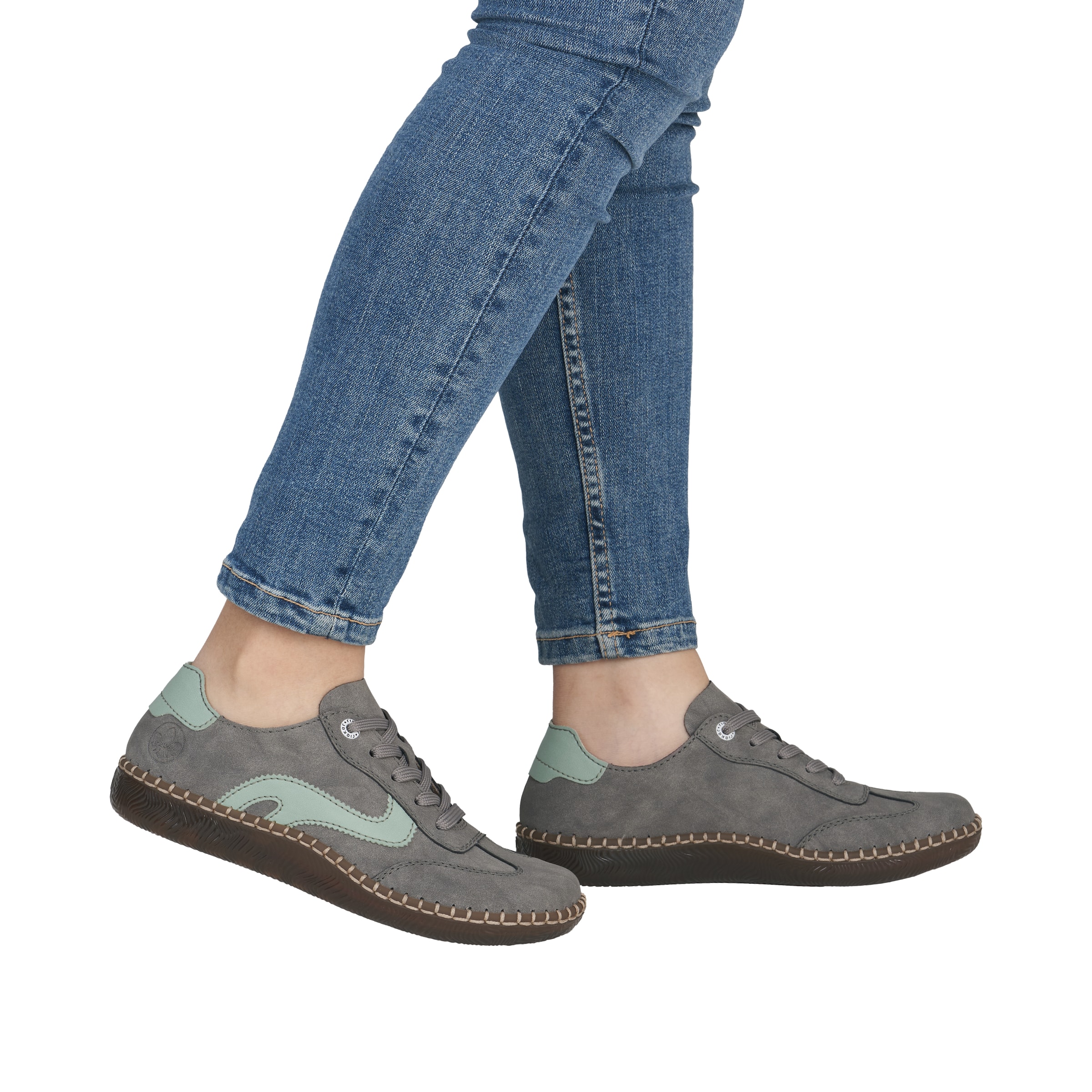 Baskets basses Rieker en gris : devant