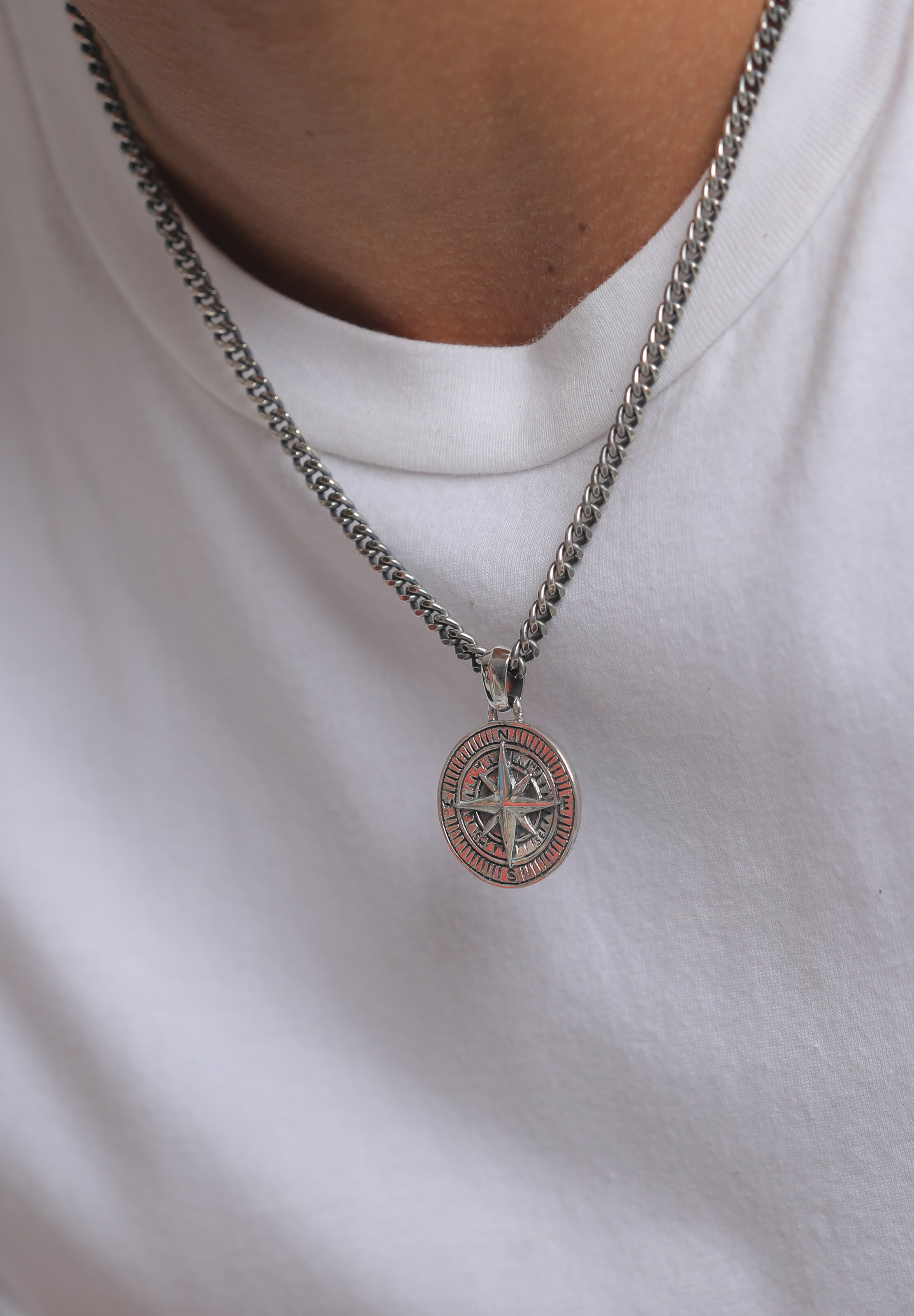 KUZZOI Halsband 'Kompass' i silver: framsida