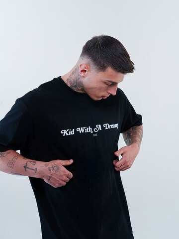 Maglietta 'KID WITH A DREAM BASIC TEE' di ATELIER OF FAITH in nero: frontale