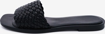 Kamoa Mules in Black: front