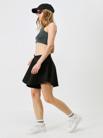 C&City Loosefit Shorts in Schwarz