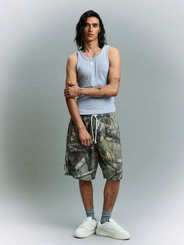 BershkaBaggy Hlače - zelena boja