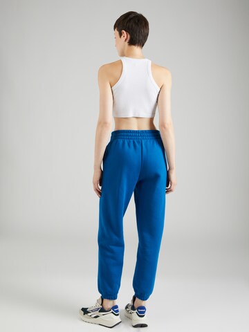 UNDER ARMOURTapered Sportske hlače 'Essential' - plava boja