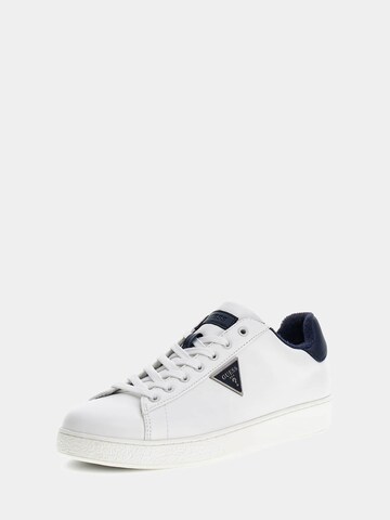 GUESS Sneaker 'Nola' in Weiß