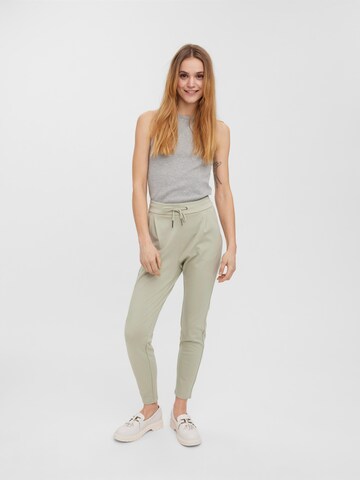 Tapered Pantaloni cutați 'Eva' de la VERO MODA pe verde