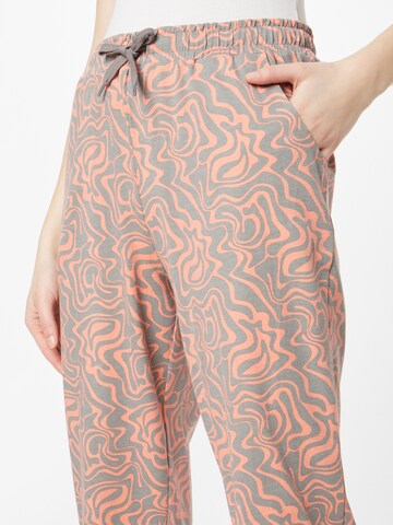 Iriedaily Tapered Broek 'Groovy' in Roze