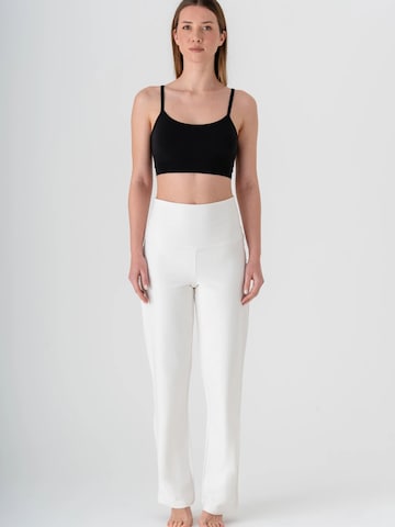 Leela COTTON Regular Pants in White: front