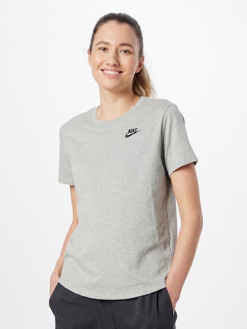 T-shirt 'Club Essential' Nike Sportswear en gris : devant