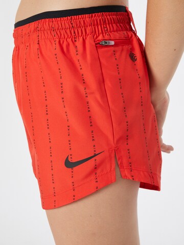 Regular Pantalon de sport NIKE en rouge