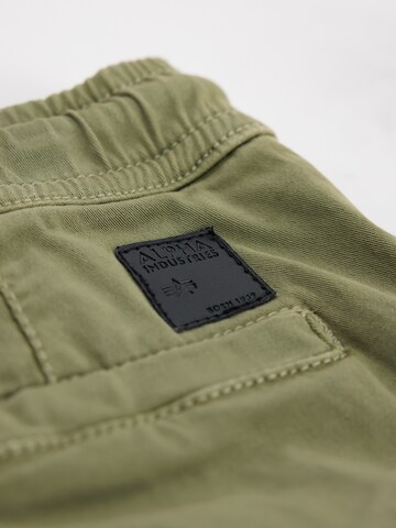 Tapered Pantaloni di ALPHA INDUSTRIES in verde