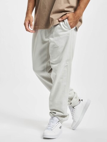 ADIDAS ORIGINALS Zwężany krój Spodnie 'Reveal Essentials' w kolorze biały