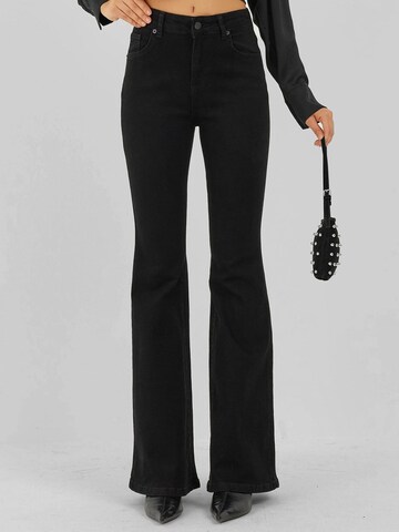 Hiccup Flared Jeans in Schwarz: Vorderseite