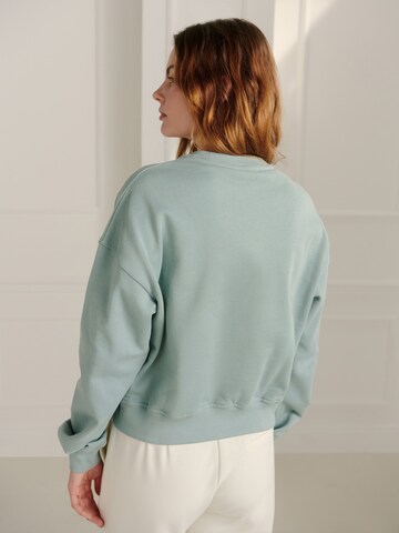 Guido Maria Kretschmer Women Sweatshirt 'Kaley' in Groen