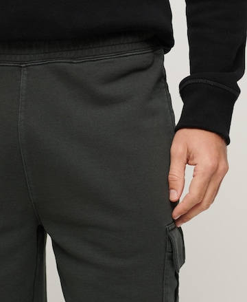 Superdry Loosefit Cargobroek in Grijs