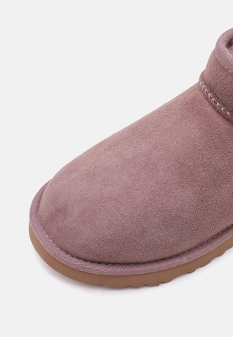Boots 'CLASSIC ULTRA MINI' di UGG in marrone