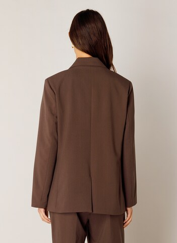 BASE LEVEL Blazer in Brown