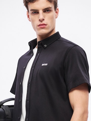 Coupe regular Chemise 'Motion' BOSS en noir