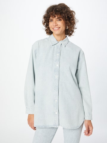 FRAME Blouse in Blue: front