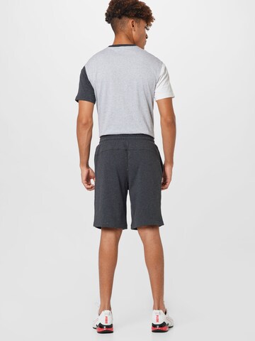 PUMA Loosefit Shorts in Grau