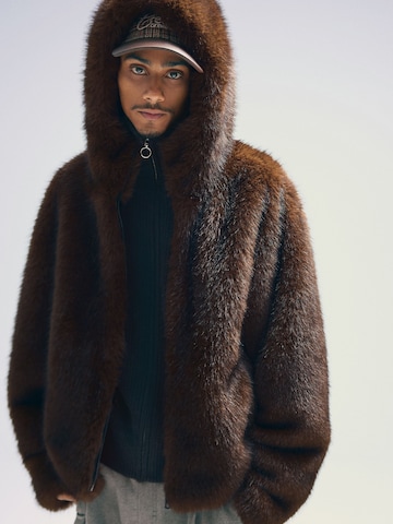 Bershka Kurtka przejściowa w kolorze brązowy