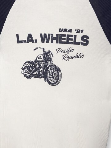 Tricou de la Pull&Bear pe alb