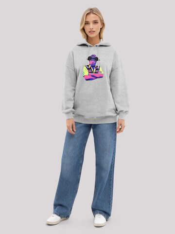 Sweat-shirt 'TV Times Benny Hill In Character 1989 Pop Art' F4NT4STIC en gris