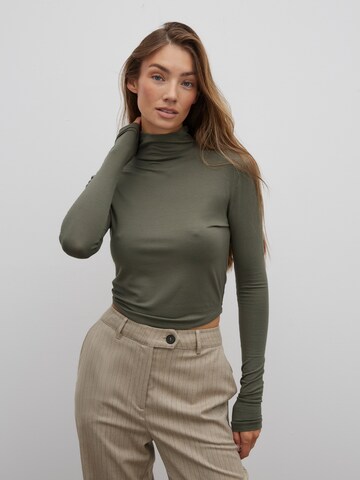 RÆRE by Lorena Rae Shirt in Groen: voorkant